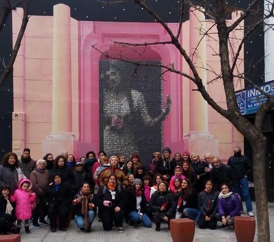 Felicitas Guerrero sobre un muro de Barracas