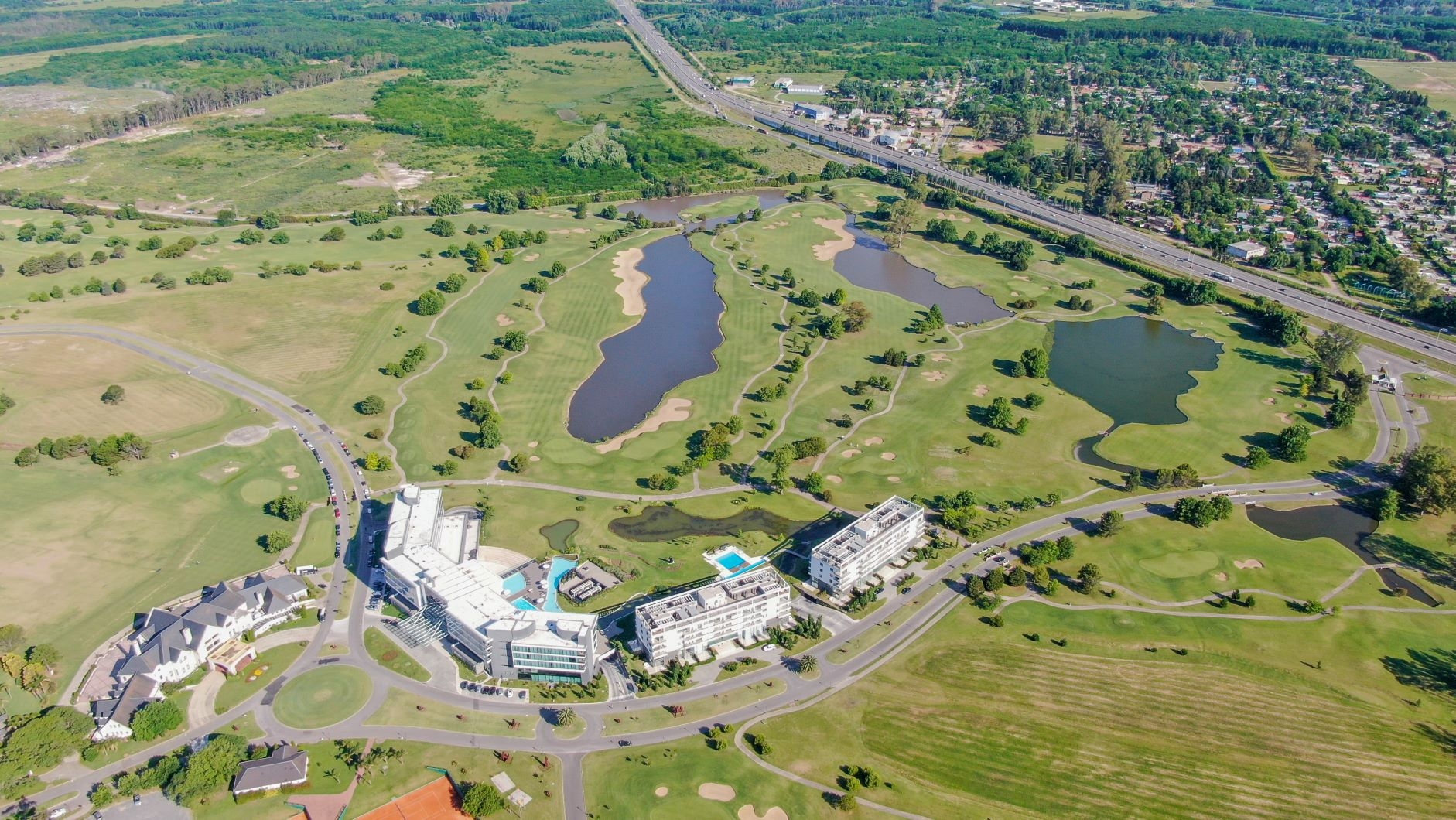Reabrió el hotel Hilton Pilar