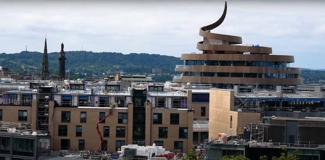 En Escocia: un hotel con forma de caca enoja a los vecinos