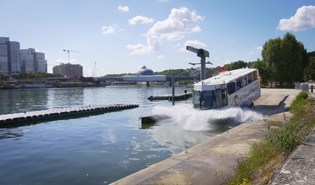 Marcel, el bus anfibio que recorre París sobre tierra y agua