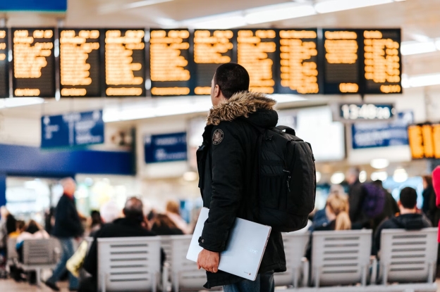 Viajeros, ¡cuidado! Los hackers atacan la Wifi de los aeropuertos y trenes 