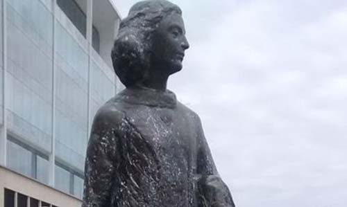 Anna Frank tiene su estatua en Puerto Madero
