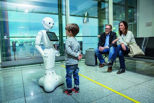 Un robot humanoide recibe a los viajeros en el aeropuerto de Munich