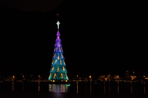 Río festeja la Navidad con un árbol flotante