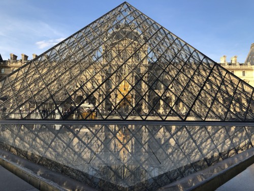 La Pirámide del Louvre cumple 30 años