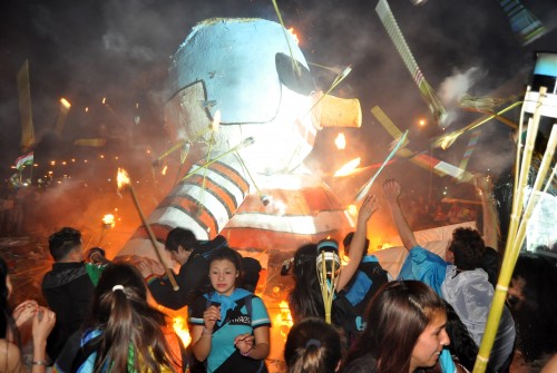Así es la tradición de la Quema del Muñeco en Colón