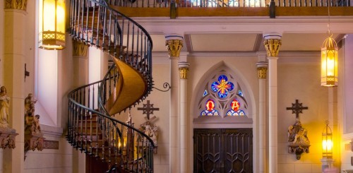 ¿Cómo se sostiene la escalera de la capilla de Loreto?