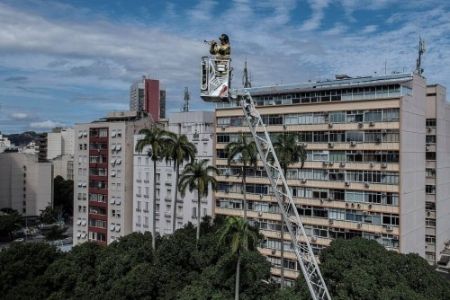 Un bombero dio un recital desde una grúa en Río de Janeiro
