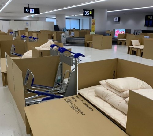 Un aeropuerto japonés transformado en hotel con camas de cartón