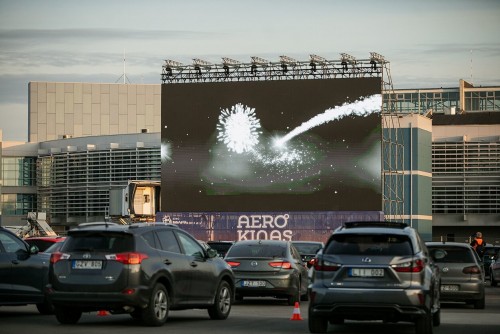 En Lituania: transformaron el aeropuerto en auto-cine