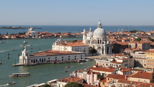 Histórico: cierran la laguna de Venecia por un día