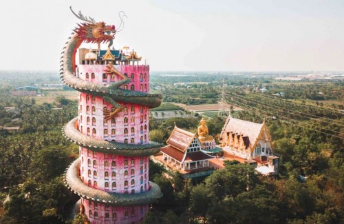 En Tailandia: un dragón custodia un templo