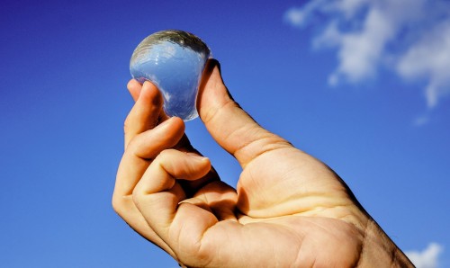 Crearon un envase de agua que se come
