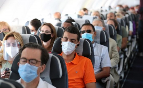 ¿Qué tapaboca debes usar en un avión?