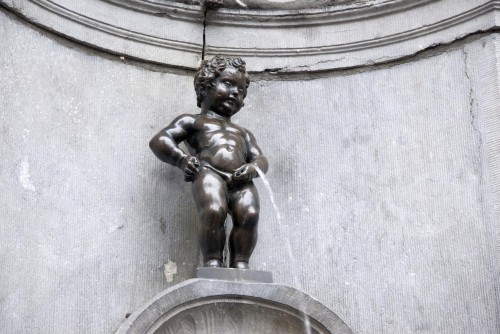 La vuelta al mundo de las estatuas que hacen pis...