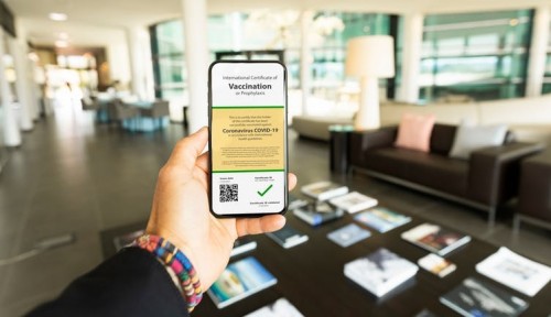 Por qué el certificado de estar vacunado contra el COVID-19 no es la solución para poder viajar