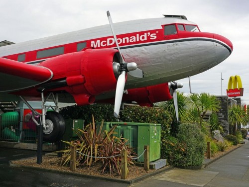 Un McDonald's dentro de un avión