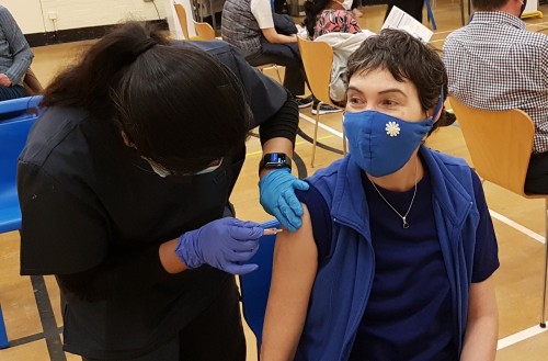 Un seguro médico que viene con promo para los vacunados