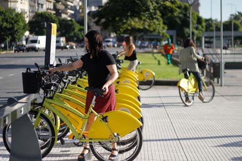 Vacaciones de invierno sobre dos ruedas en la ciudad
