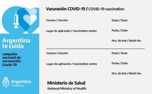 La credencial de vacunación argentina ahora está en inglés