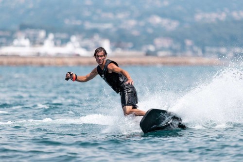Presentaron en Suecia una tabla de surf eléctrica extrema
