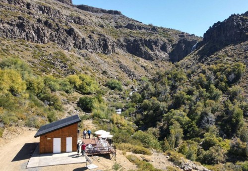 Construyeron un parador en Cascada La Fragua, Neuquén