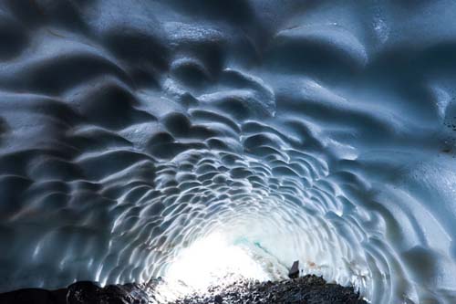 Una excursión al interior de un túnel de hielo
