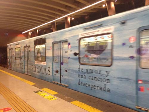 Se viaja con poesias de Neruda en el subte de la ciudad
