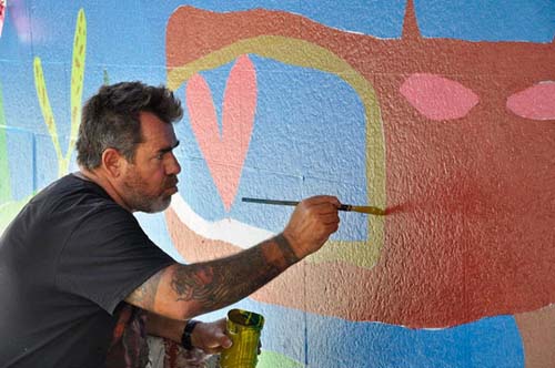 El artista Milo Lockett intervino una entrada del shopping porteño

