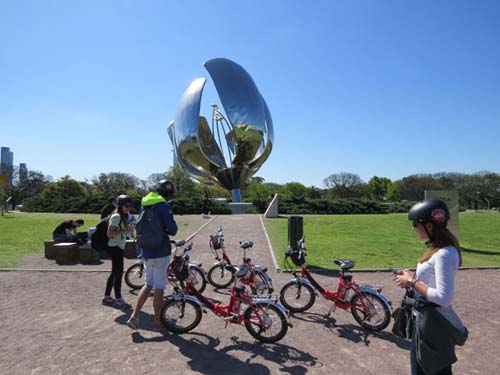 Recorridos por Buenos Aires con una bici eléctrica / por Román Dumas
