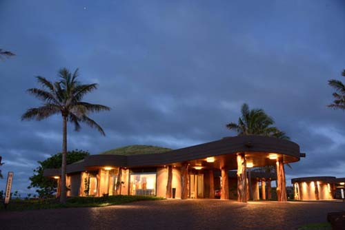 Una presentación del hotel de mejor categoria en la Isla de Pascua por uno de sus gerentes y su chef de cocina
