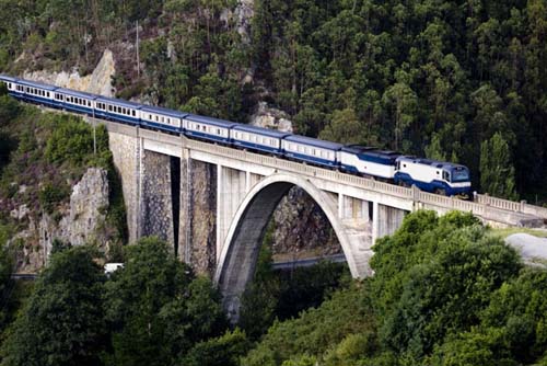 Un recorrido por la España Verde a bordo de un tren histórico

