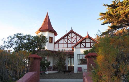 Un hotel en la estepa patagónica, a orillas del Golfo Nuevo
