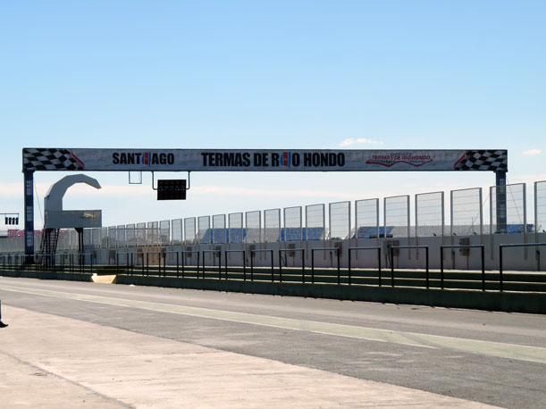Competencia internacional de motos en Río Hondo
