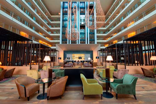 El hotel porteño presenta un lobby rediseñado y dos nuevos espacios gastronómicos

