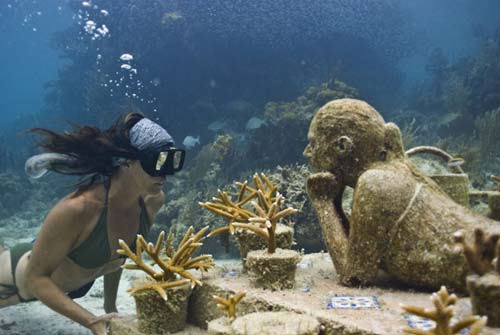 Hay un museo de arte bajo el agua en Cancún
