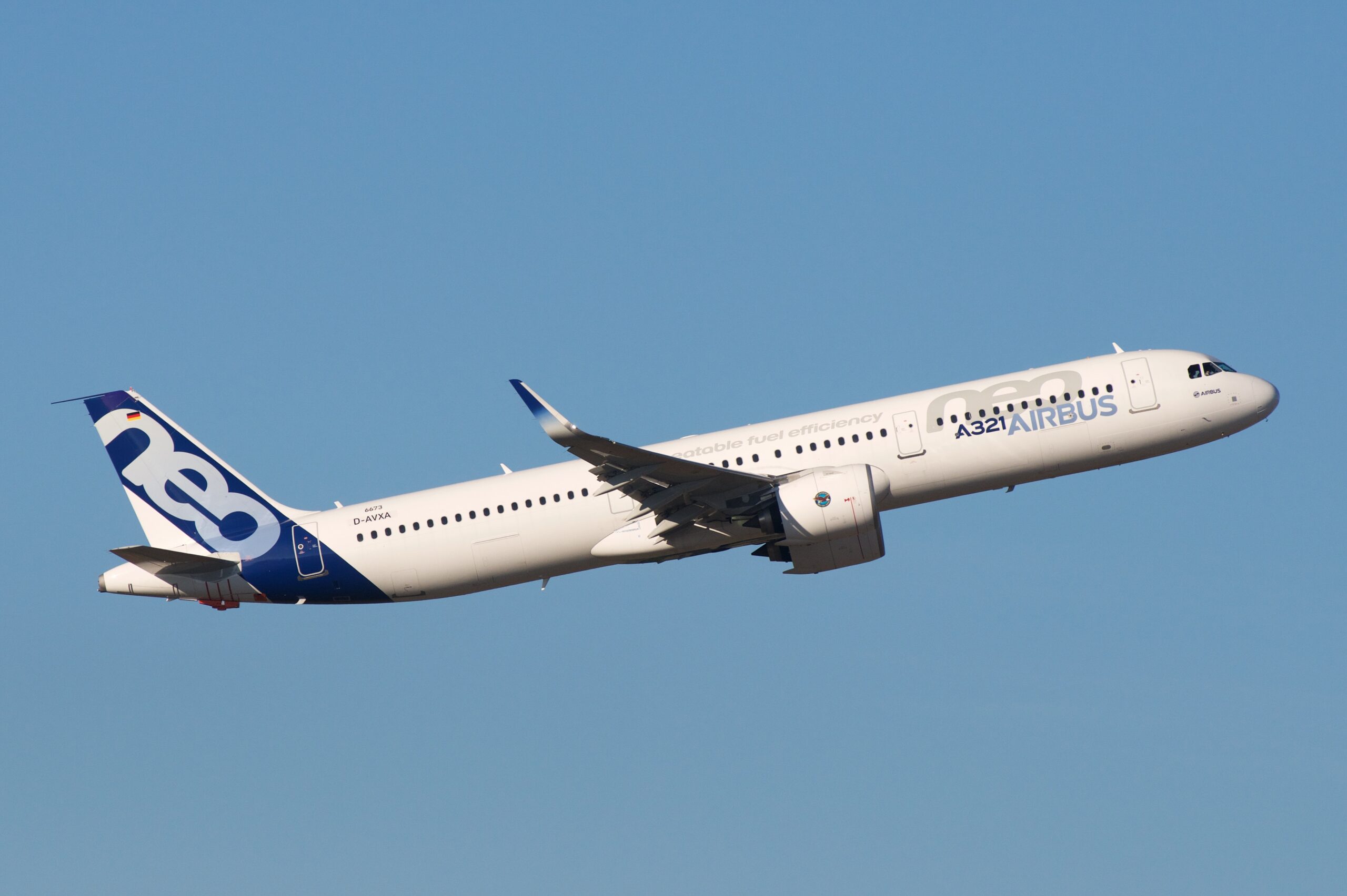 por qué se pintan los aviones de blanco