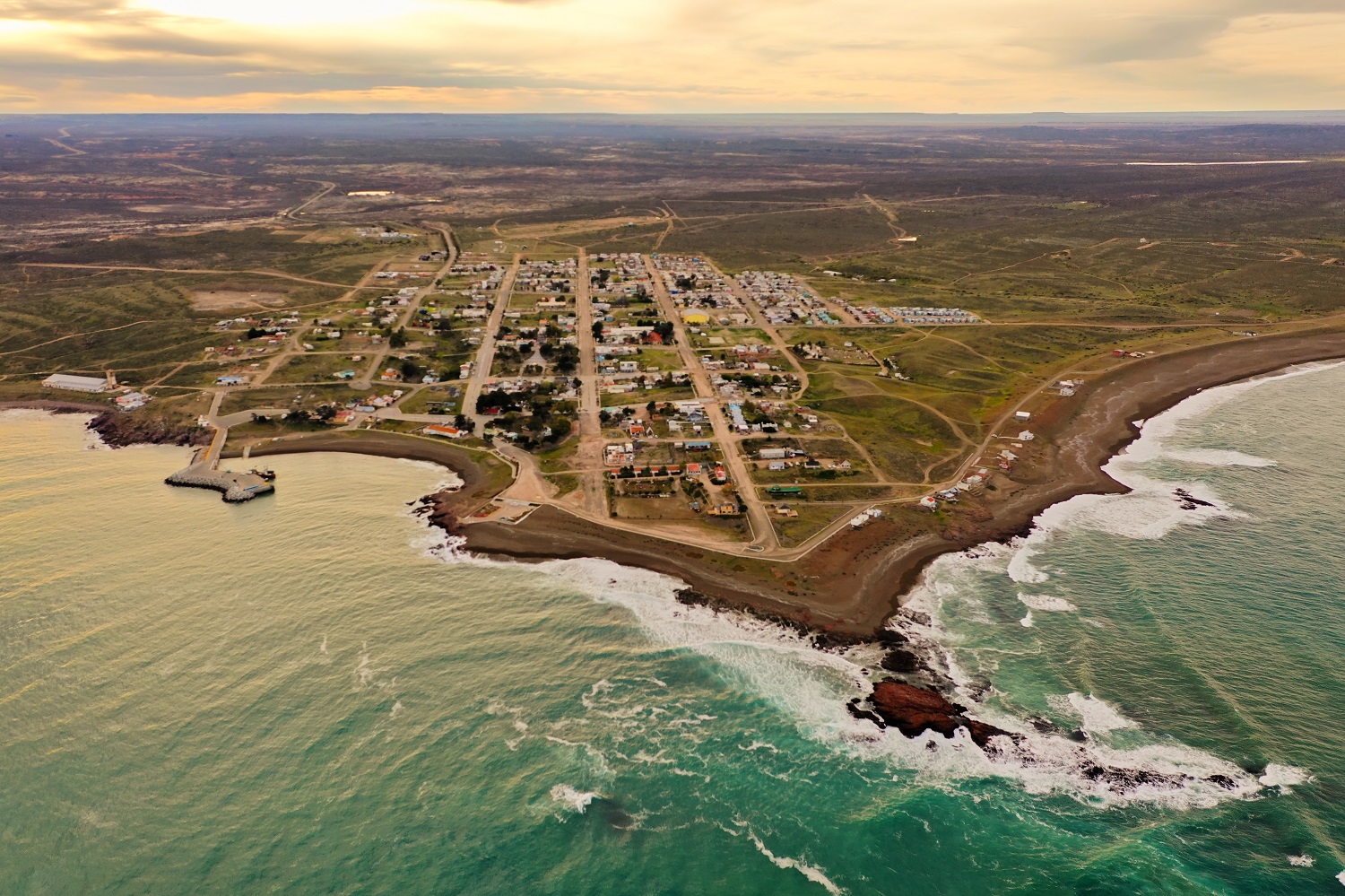 Cómo es Camarones, el pueblo idílico de la costa patagónica