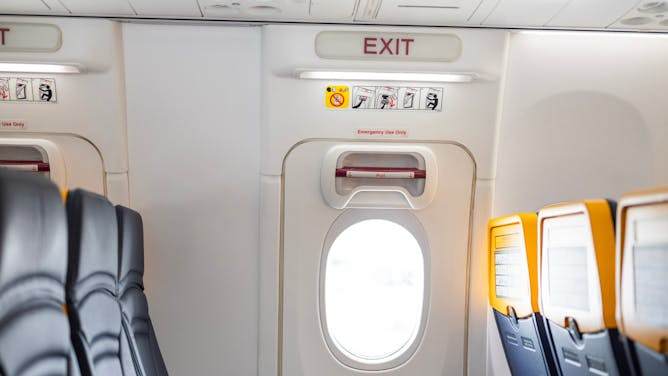 Evacuar un avión no es un juego: saber gestionar un desastre puede salvarle la vida