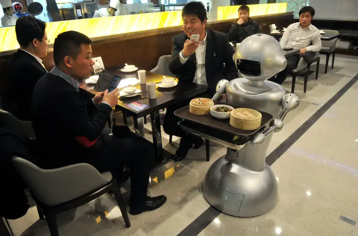 Robots en restaurantes y gastronomía turística: así se come en destinos inteligentes en 2026