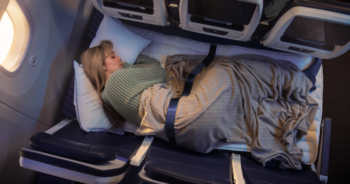 Una cama en clase eco para dormir de verdad en vuelos largos