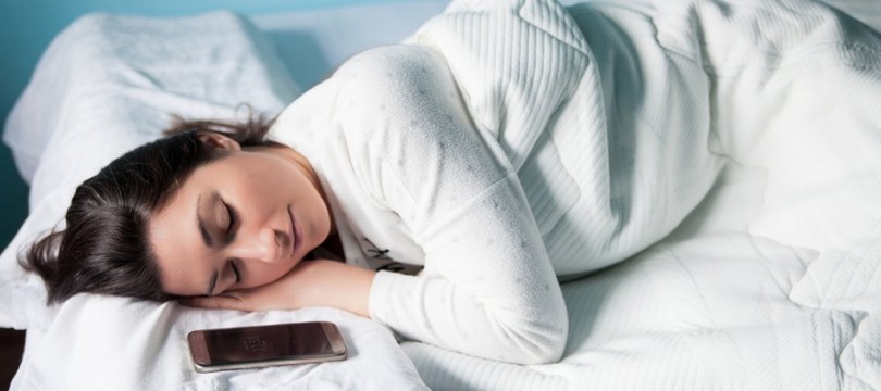 En el hotel o en casa, ¿es seguro dormir con el celular cerca de la cabeza?