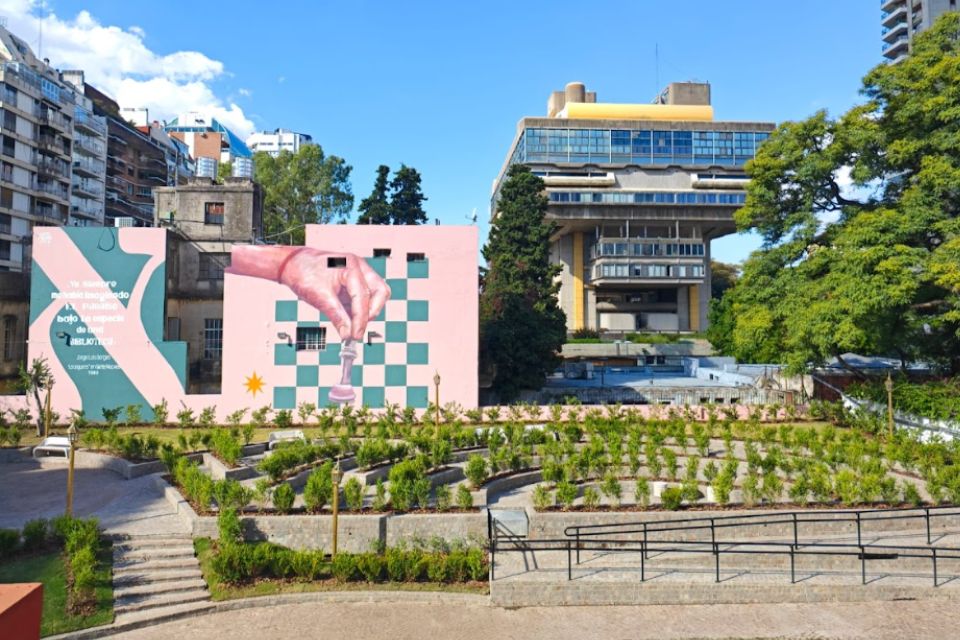 Una plaza de Buenos Aires fue transformada en un paseo literario inspirado en el universo de Jorge Luis Borges