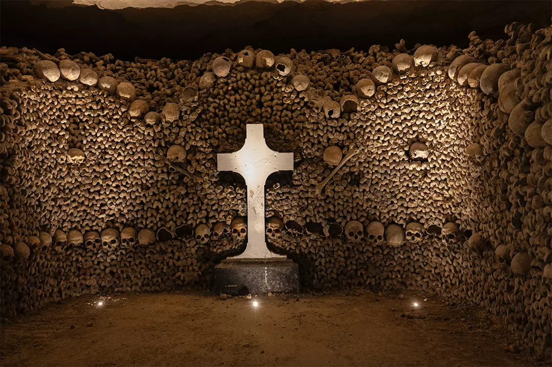 Las Catacumbas de París reabren con una nueva experiencia inmersiva que redefine el turismo subterráneo