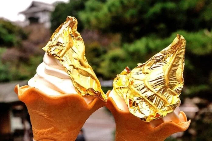 Comer un helado con hoja de oro: una experiencia única en Kanazawa, en el oeste de Japón