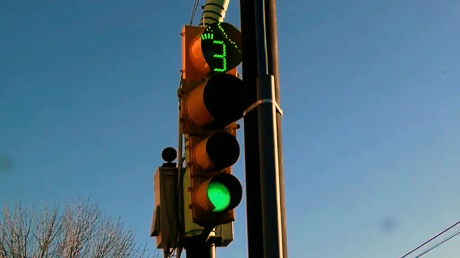 Bahía Blanca prueba un semáforo con inteligencia artificial: qué puede aportar al turismo y a la movilidad urbana