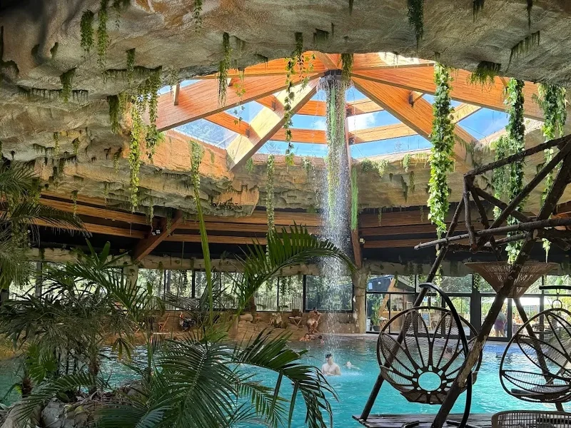 El “xenote” de Monte Hermoso, una experiencia de glamping y bienestar que busca romper la estacionalidad en la costa argentina