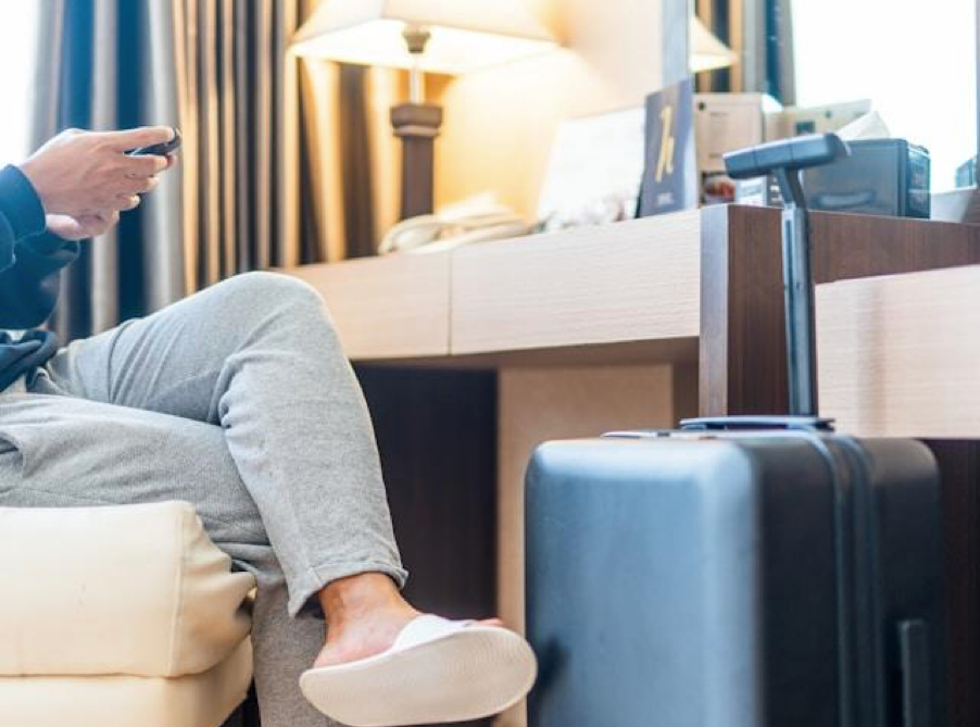 Escala en el hotel, lluvia afuera y buena conexión: el entretenimiento digital que acompaña al viajero moderno