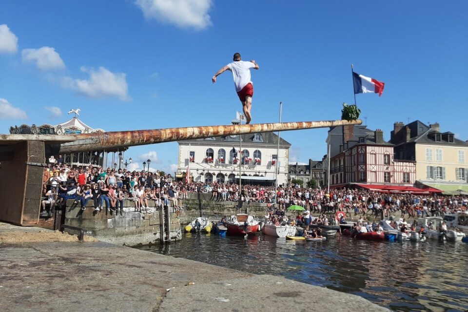 Un festejo distinto del Día de la Bastilla en Francia, en el puerto normando de Honfleur