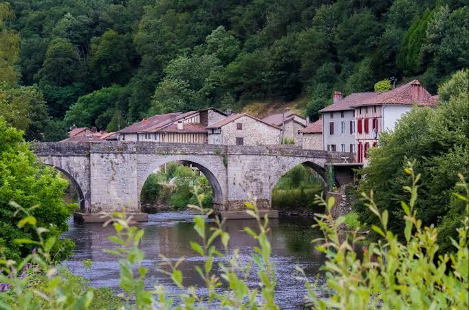 Saint-Léonard de Noblat: la pequeña ciudad medieval que s la capital de corazón del ciclismo francés